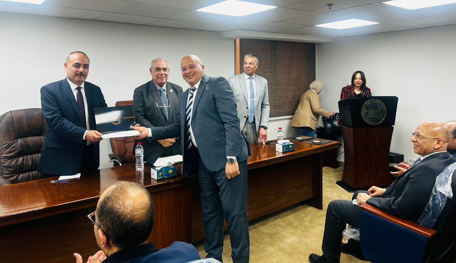 في لمسة وفاء.. تكريم المتميزين والأمهات المثاليات بالنقل البحري