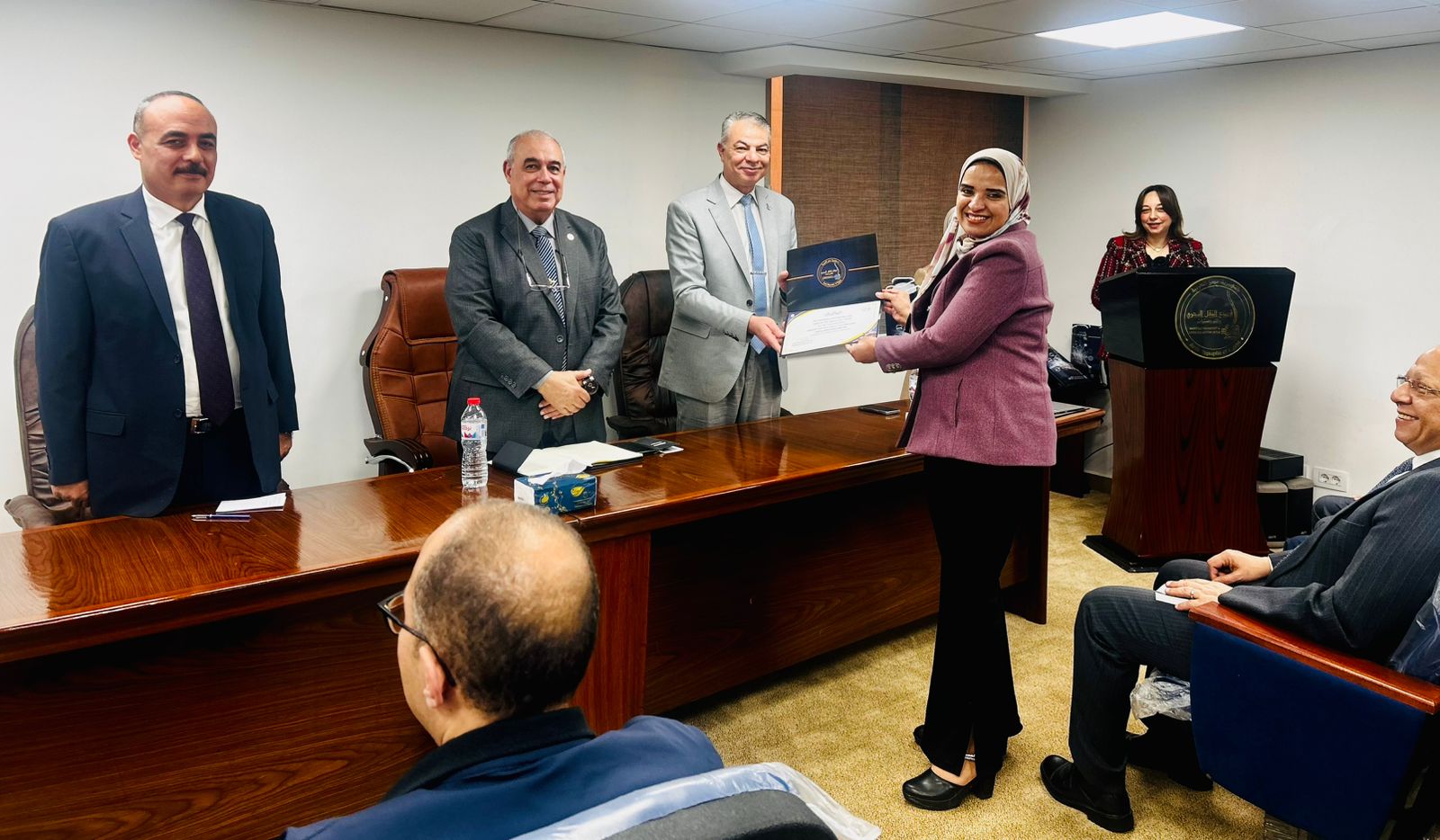 في لمسة وفاء.. تكريم المتميزين والأمهات المثاليات بالنقل البحري