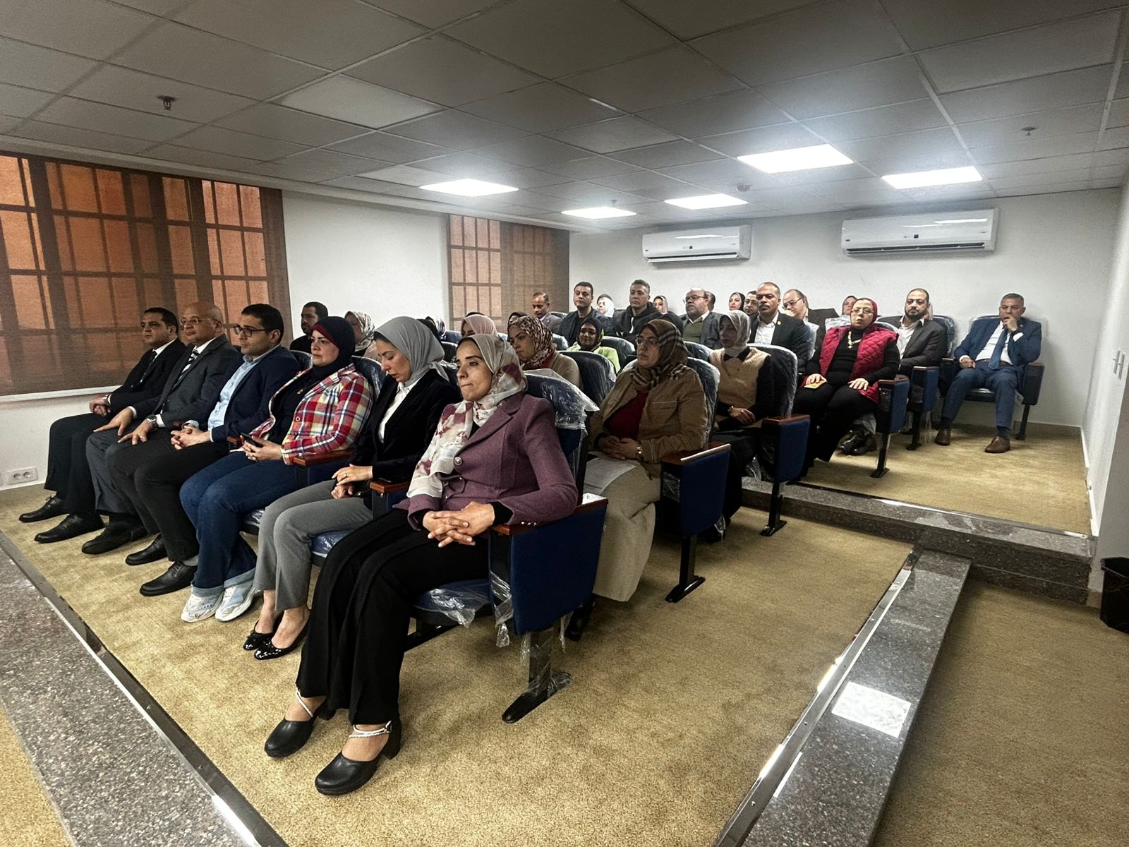 في لمسة وفاء.. تكريم المتميزين والأمهات المثاليات بالنقل البحري