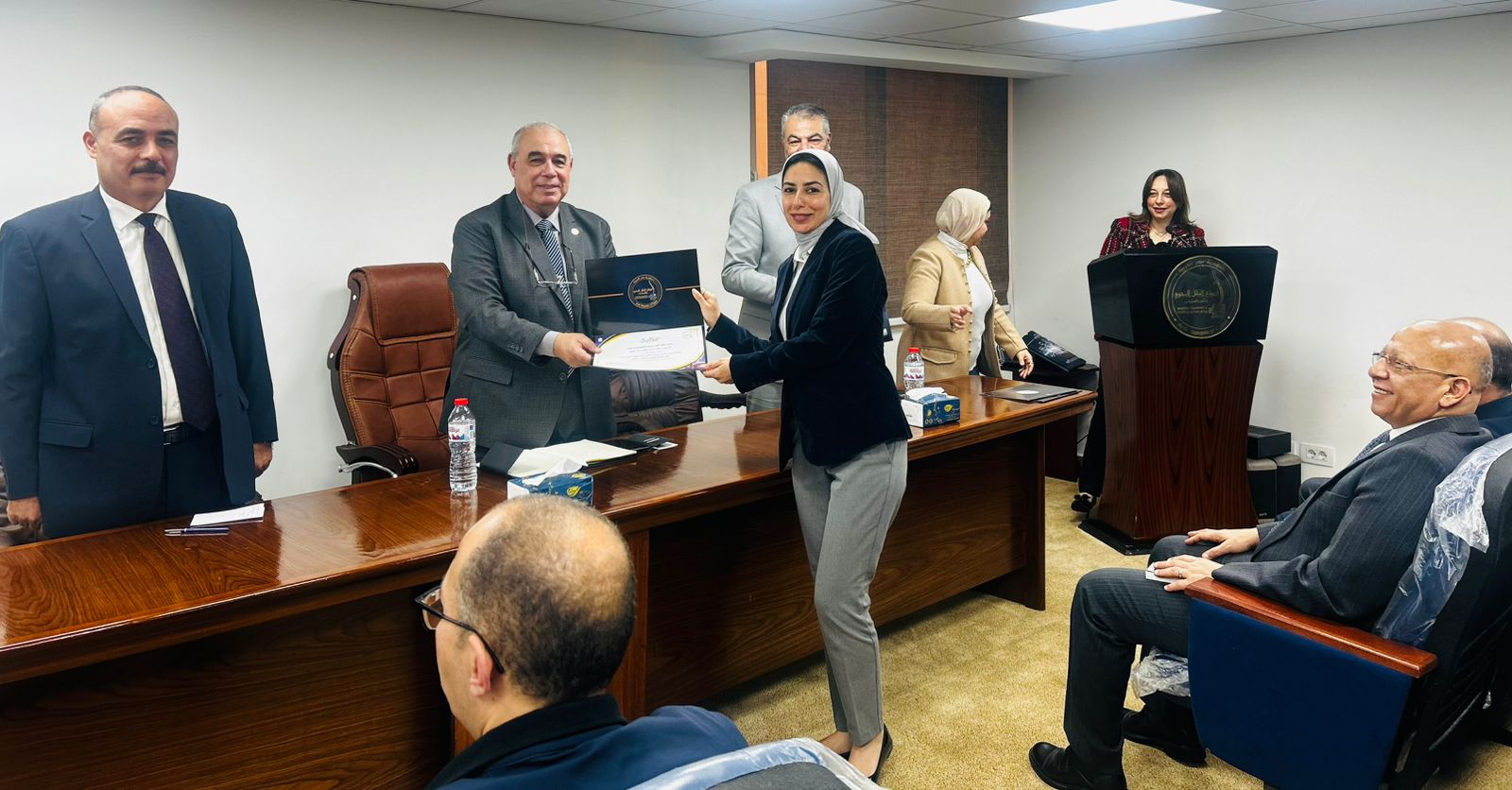 في لمسة وفاء.. تكريم المتميزين والأمهات المثاليات بالنقل البحري