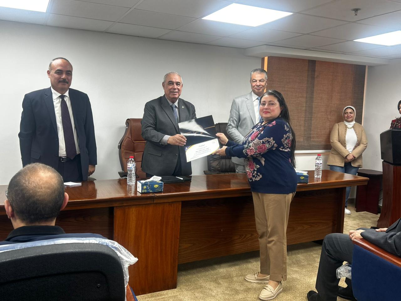 في لمسة وفاء.. تكريم المتميزين والأمهات المثاليات بالنقل البحري