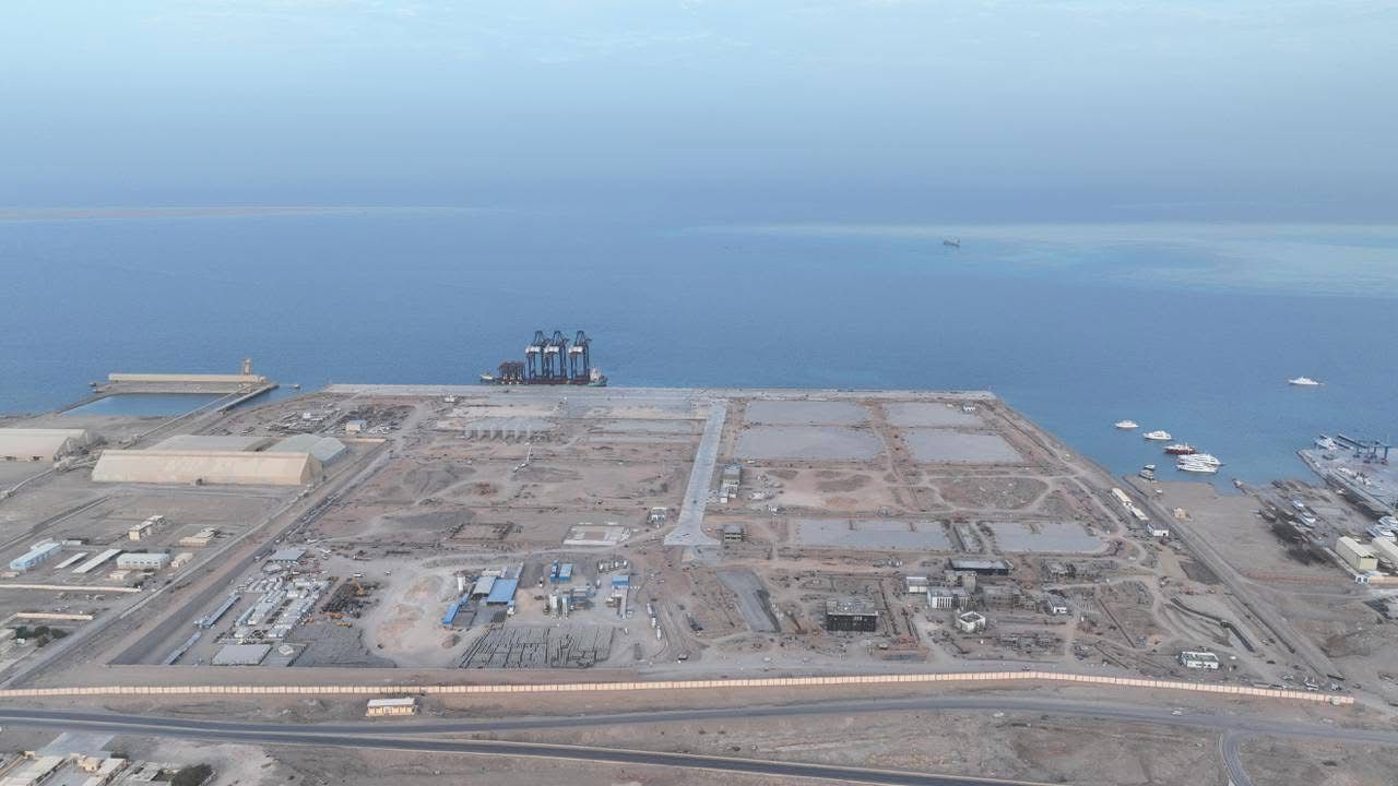 وزير النقل يعلن طفرة جديدة في ميناء سفاجا الكبير: وصول الأوناش العملاقة لمحطة “سفاجا 2”