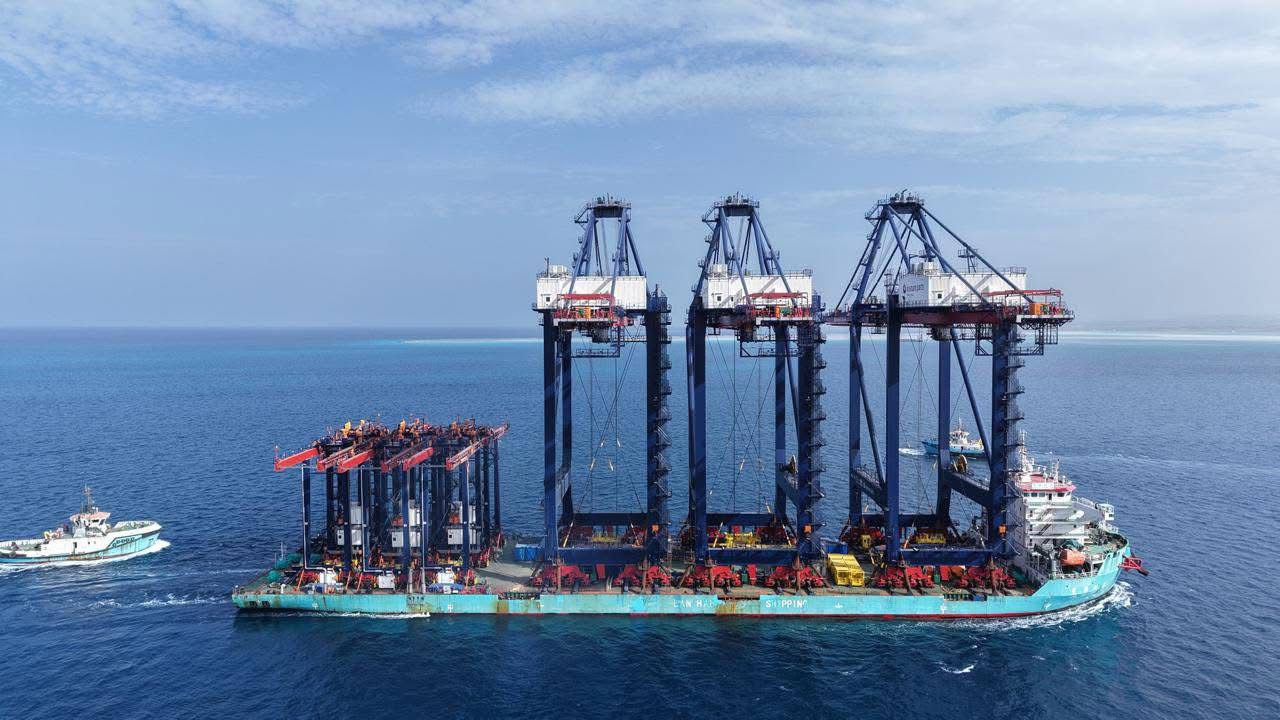 وزير النقل يعلن طفرة جديدة في ميناء سفاجا الكبير: وصول الأوناش العملاقة لمحطة “سفاجا 2”